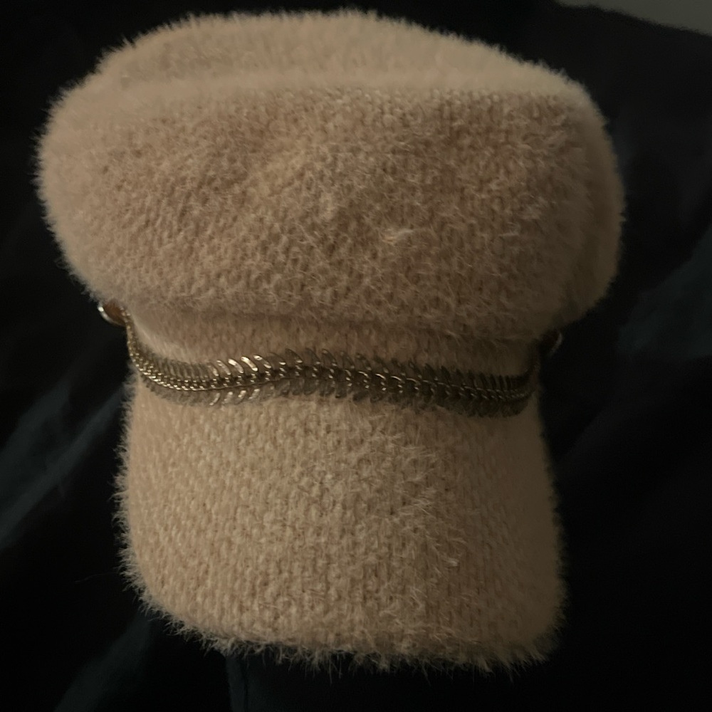 Cute Y2k Salmon colored hat with gold chain
